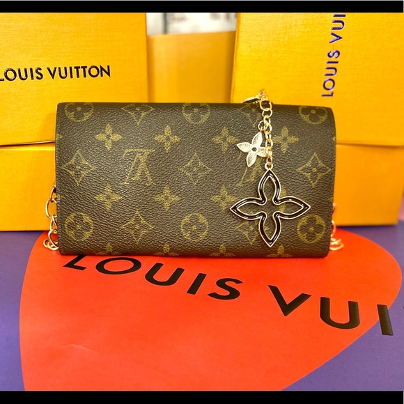 Louis Vuitton Sarah Wallet Crossbody - Picture 2 of 10